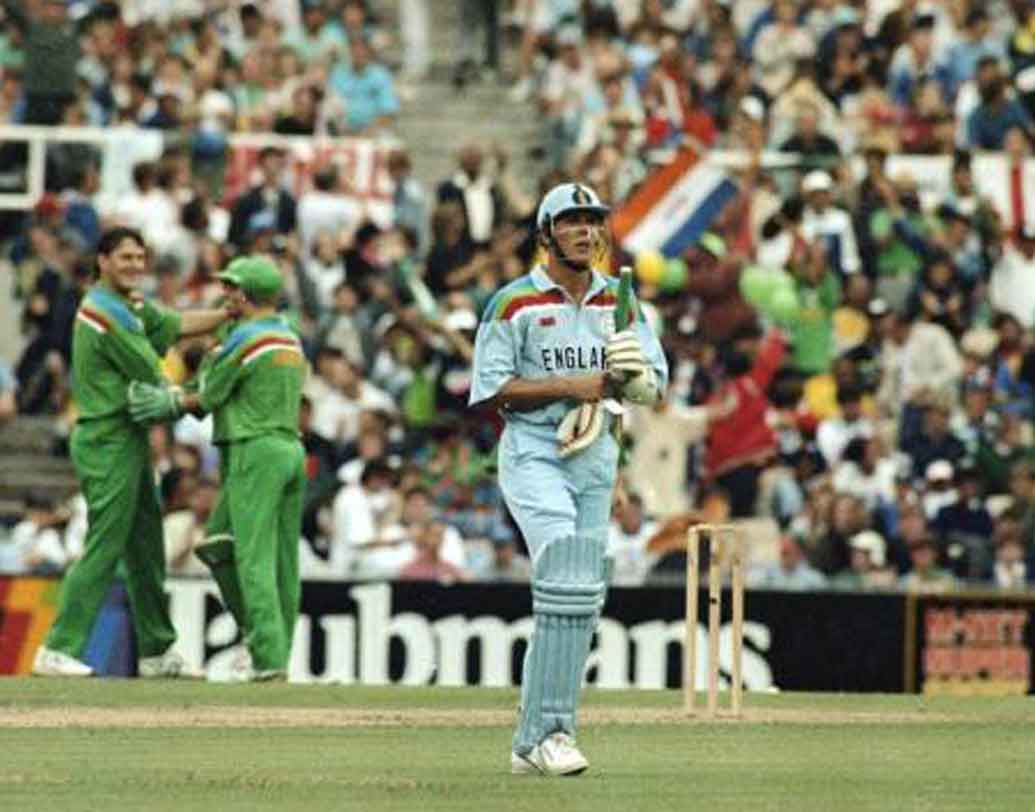 ১৯৯২ বিশ্বকাপে প্রথম বার খেলে দক্ষিণ আফ্রিকা। এর আগে পূর্ব আফ্রিকা বিশ্বকাপে অংশ নিয়েছিল। ইংল্যান্ডের বিরুদ্ধে প্রোটিয়া বাহিনীর ম্যাচটা এখনও জীবন্ত ক্রিকেটপ্রেমীদের স্মৃতিতে। বৃষ্টিবিঘ্নিত ম্যাচে প্রথমে ব্যাট করে ইংল্যান্ড তুলেছিল ৬ উইকেটে ২৫২ রান। ব্যাট করতে নেমে  দক্ষিণ আফ্রিকার যখন দরকার ১৩ বলে ২২, ঠিক তখনই বৃষ্টি নামে। ডাকওয়ার্থ-লিউয়িস পদ্ধতিতে দক্ষিণ আফ্রিকার জন্য জেতার সমীকরণ বদলে দাঁড়ায় ১ বলে ২২। দক্ষিণ আফ্রিকা ম্যাচ হারে।