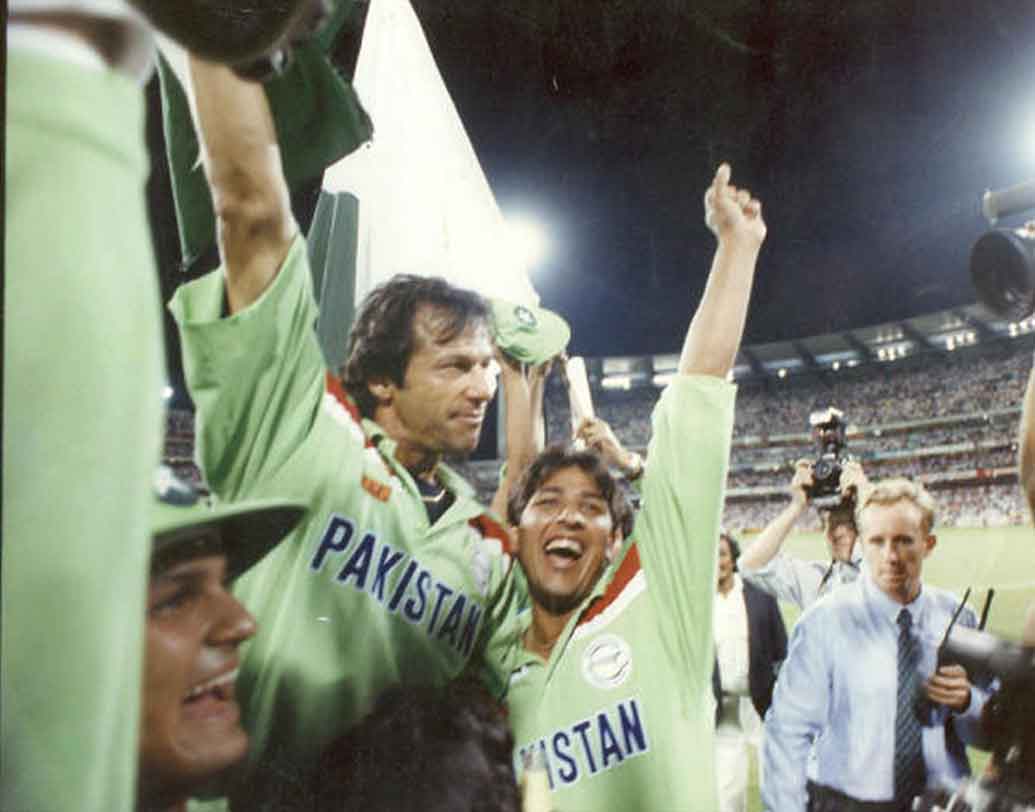 ১৯৯২ ছিল ইমরান খানের বিশ্বকাপ। ১৯৮৭ সালে অবসরের পরের বছরই প্রত্যাবর্তন ঘটে জাতীয় দলে। ১৯৯২ সালে অধিনায়ক হিসাবে পাকিস্তানকে বিশ্বকাপ জেতান। বিশ্বকাপে নামার আগে সাত ম্যাচের প্রতিটিতেই হেরেছিল পাকিস্তান। বিশ্বকাপ শুরুর পরে পাঁচ ম্যাচের চারটিতেই হার। ইংল্যান্ডের বিরুদ্ধে বৃষ্টিবিঘ্নিত ম্যাচে ৭৪ রানে অল আউট হয়ে গিয়েছিল পাকিস্তান। সেই পাকিস্তানই ইংল্যান্ডকে মাটি ধরিয়ে বিশ্বকাপ জেতে।