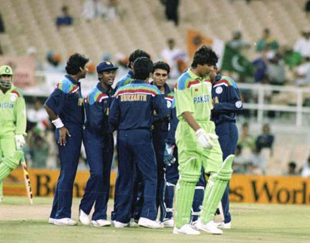 ১৯৯২ বিশ্বকাপে প্রথম বার মুখোমুখি হয়েছিল ভারত ও পাকিস্তান। এর আগে কোনও বিশ্বকাপে দুই প্রতিবেশী দেশের সাক্ষাৎ হয়নি। প্রথম বার সাদা বলে বিশ্বকাপ খেলা হয়েছিল। বিশ্বকাপে প্রথম বার দিন ও রাতের ক্রিকেট ম্যাচ হয় সে বছরই। রঙিন জার্সি পরে সে বার খেলতে নেমেছিল দেশগুলো।