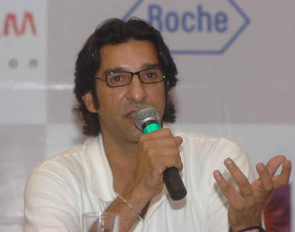 ফাইনালে ইংল্যান্ডের বিরুদ্ধে অবিশ্বাস্য দু’টি ডেলিভারি করেন ওয়াসিম আক্রম। পর পর দু’ বলে আক্রম ফেরান অ্যালান ল্যাম্ব ও ক্রিস লিউয়িসকে। ম্যাচের রাশ হাতে নিয়ে নেয় পাকিস্তান।