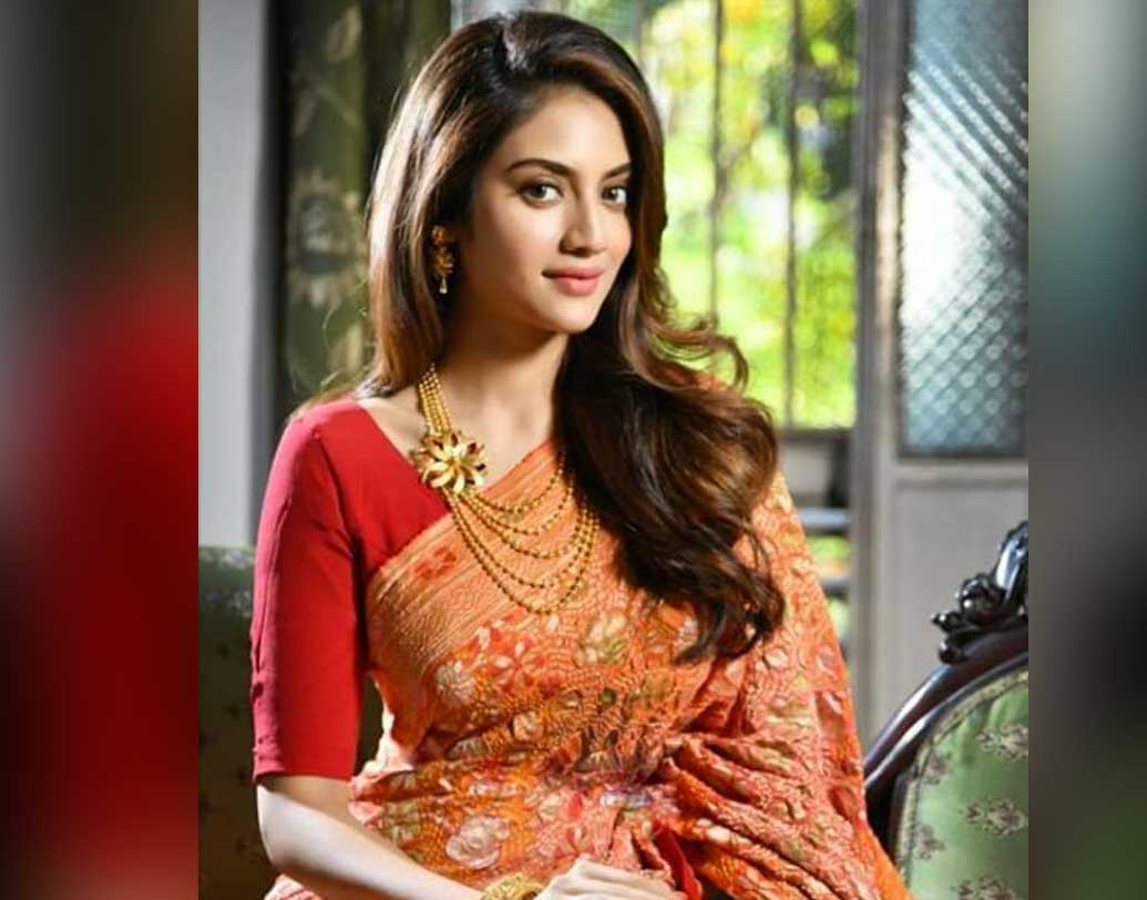 মনে করা হচ্ছে, বিয়ের দিন সকালে গায়ে হলুদে উজ্জ্বল হলুদ রঙের পোশাক পরতে চলেছেন নায়িকা।