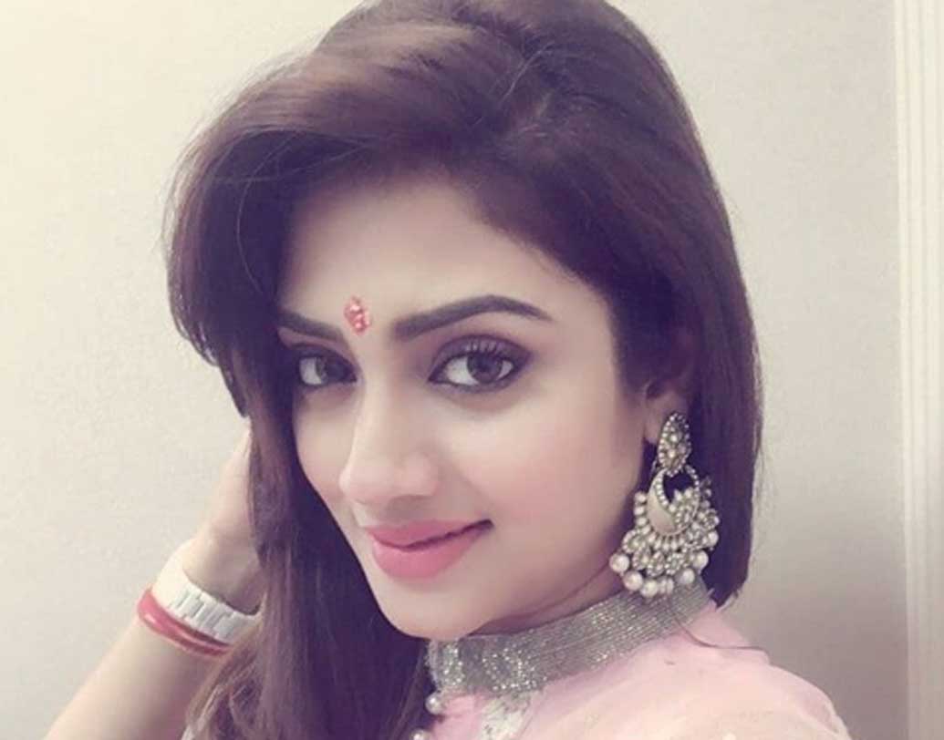 এতেই শেষ নয়, ২০ জুন হবে হোয়াইট ওয়েডিং। হোয়াইট ওয়েডিংয়ের জন্য নুসরত বেছেছেন মিন্ট গ্রিন এবং সাদার মিশেলে ড্রেস।