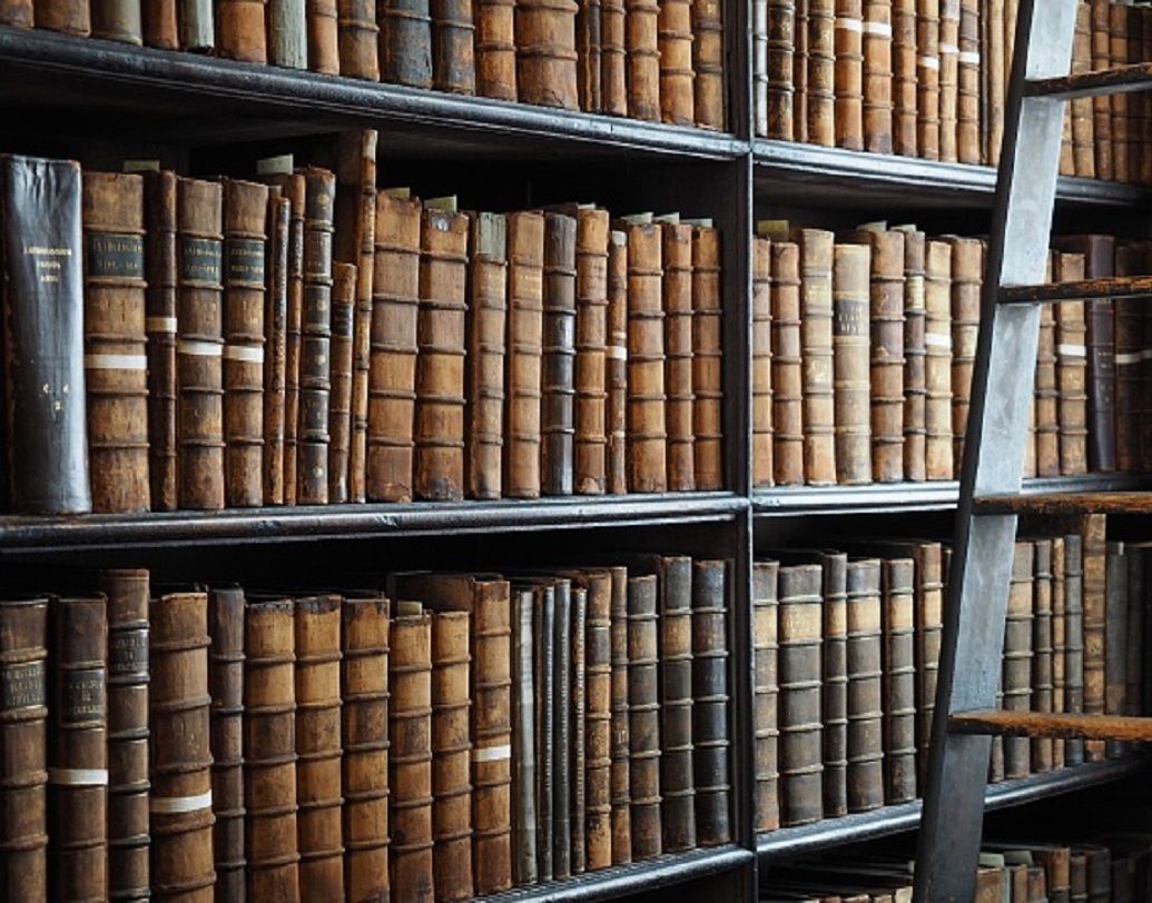 মাটি খোঁড়া থেকে সাময়িক বিরতি নিয়ে পৌরসভায় বাড়ির রেকর্ড খতিয়ে দেখতে যান রহস্য উদ্ধারে মরিয়া জন। সেখানেই তিনি খুঁজে পান তাঁর বাড়ির নকশা, যা তাঁর অভিযানকে নতুন দিশা দেয়।