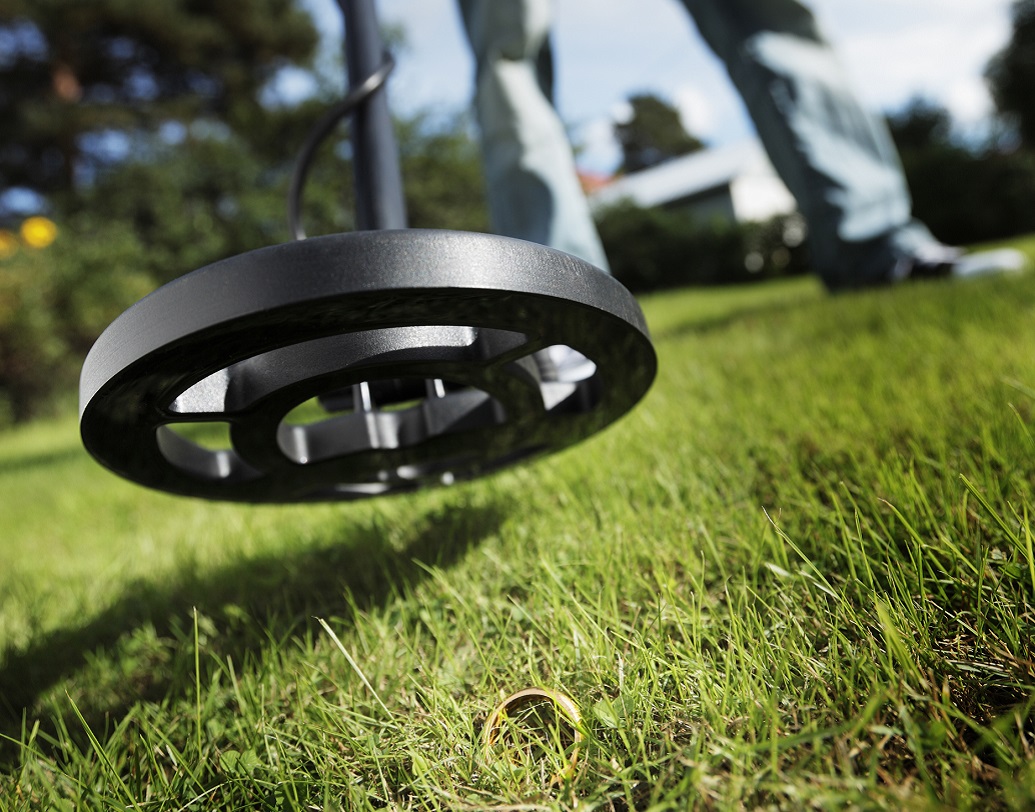 রহস্য সমাধানে জন একদল বিশেষজ্ঞ নিয়োগ করেন। তাঁরা মেটাল ডিটেক্টর দিয়ে সারা বাগান খোঁজা শুরু করলেও প্রথমে মেলেনি কিছুই। এরপরই একদিন আওয়াজ করে ওঠে মেটাল ডিটেক্টর। তবে এক জায়গায় নয়, দুই জায়গায়।