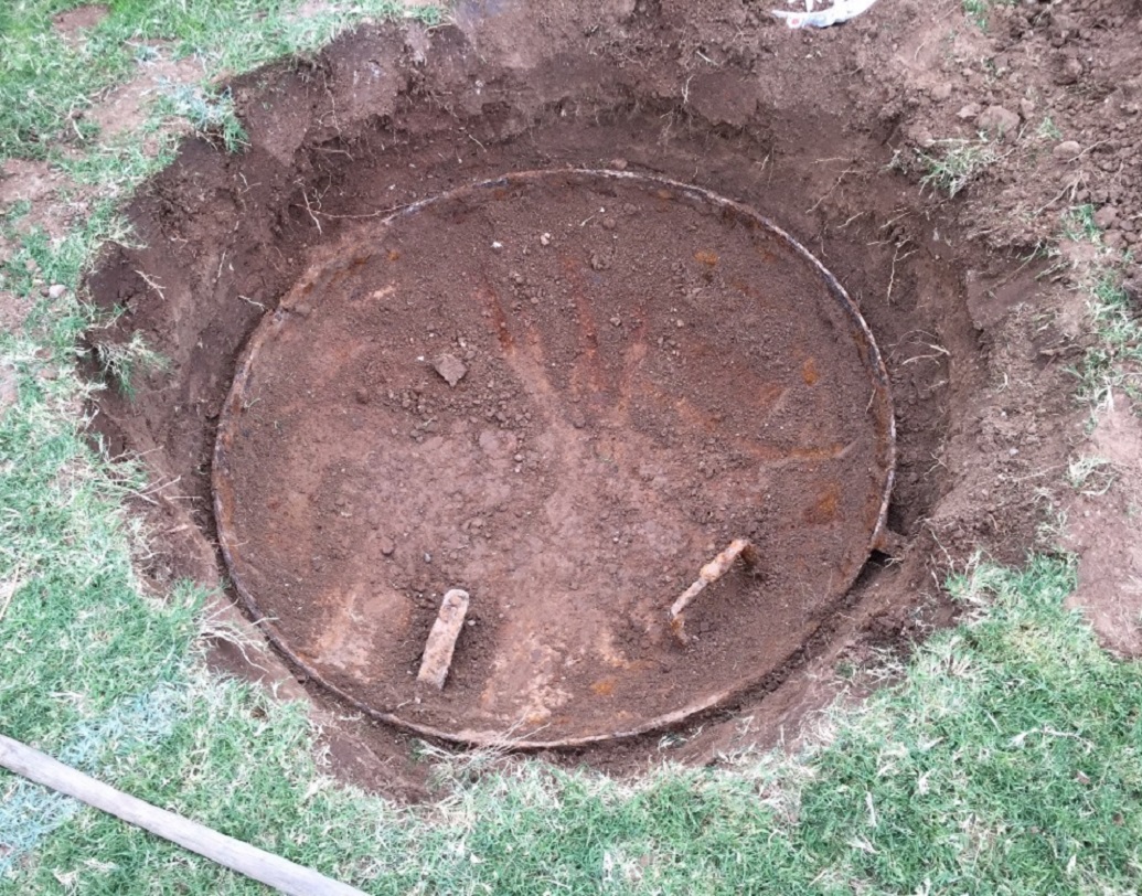 উত্তেজনা ও আনন্দে আত্মহারা জন এবং তাঁর সাহায্যকারীরা দ্বিগুণ উৎসাহে খোঁড়া শুরু করার কিছুক্ষণের মধ্যেই বুঝতে পারেন ধাতব কিছুর উপস্থিতি। প্রায় তিন ফুট খুঁড়ে তাঁরা একটি বড় ঢাকনা দেখতে পান।