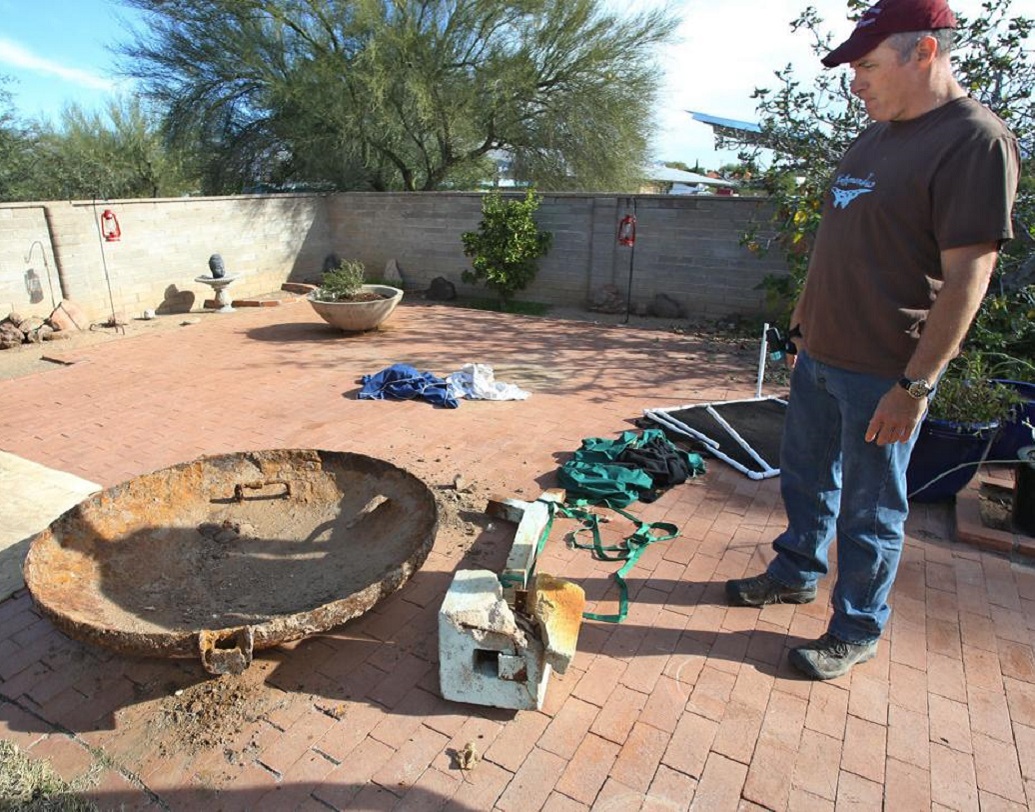 জন একপ্রকার হতাশই হন। তিনি ভেবেছিলেন, এটা হয়ত কোনও সেপটিক ট্যাঙ্কের ঢাকনা। এত দিনের পরিশ্রম কি তবে বিফল হল? কিন্তু খোঁড়া না থামিয়ে আরও সাবধান হয়ে কাজ চালিয়ে যান তাঁরা।