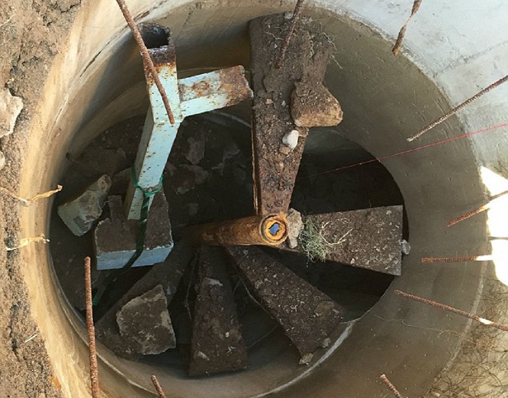 আরও বেশ কিছুটা খোঁড়ার পর জন বুঝতে পারেন, এটা কোনও সেপটিক ট্যাঙ্ক নয়, বরং একটা গুপ্ত রাস্তা! ঢাকনার নীচেই রয়েছে সুড়ঙ্গ, যা কোথায় গিয়েছে কেউ জানে না।