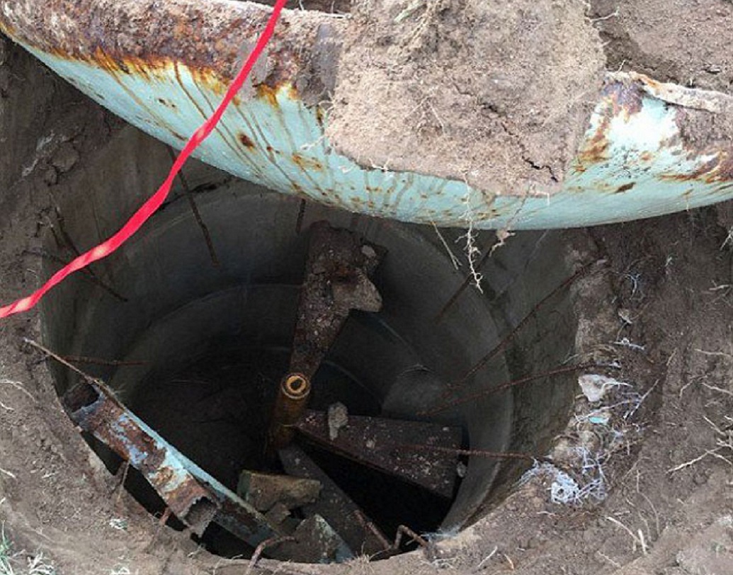 দমকলকর্মী জন সুড়ঙ্গের ভিতরে কী আছে তা জানার জন্য ব্যাকুল ছিলেন। কিন্তু ভিতরে যদি থাকে বিষাক্ত গ্যাস! ঢাকনা খুলে অপেক্ষা করলেন এক দিন।