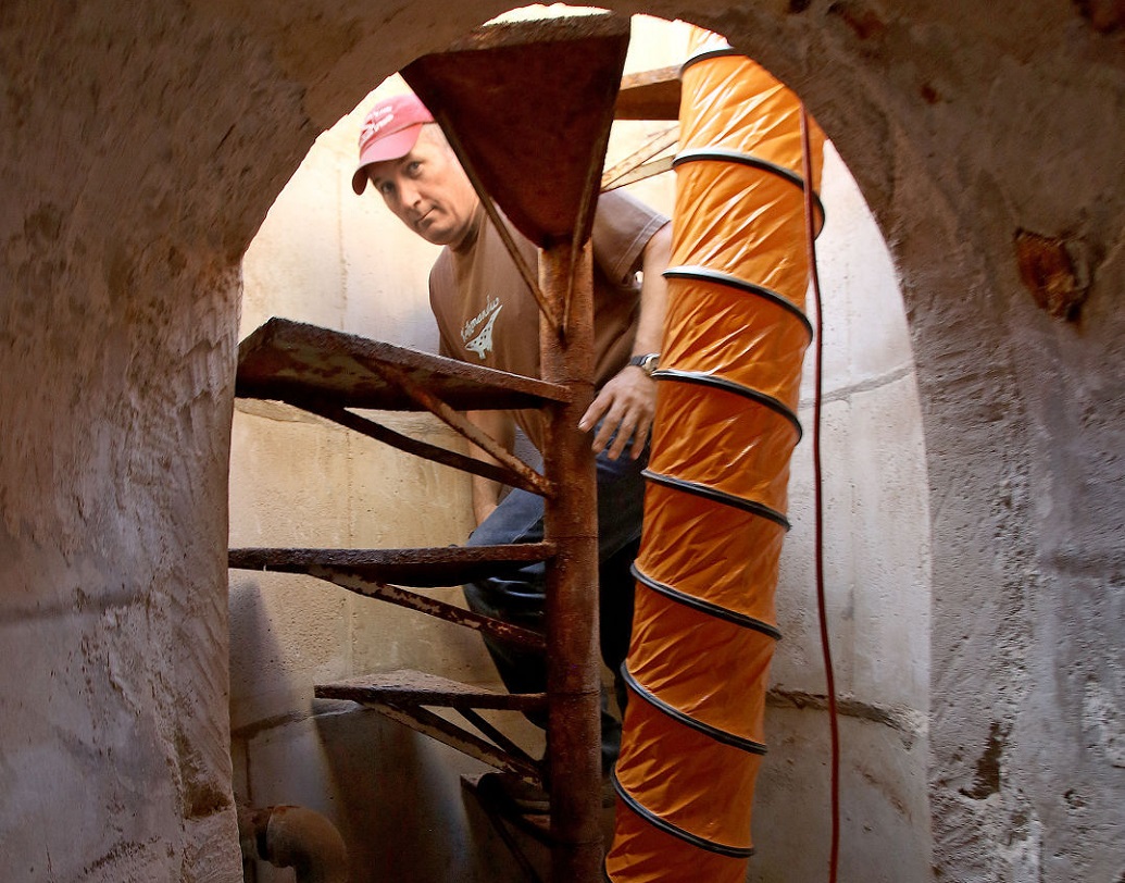 কিছুটা সারানোর পর জন ও তাঁর বন্ধুরা একটি বড়ো পাইপ সুড়ঙ্গের মধ্যে নামান, যা হাওয়া চলাচলে সাহায্য করবে। তবে স্পাইরাল সিঁড়িটি পুরোটা সারানো সম্ভব না হওয়ায় তাঁরা মইয়ের সাহায্যে নীচে নামেন।