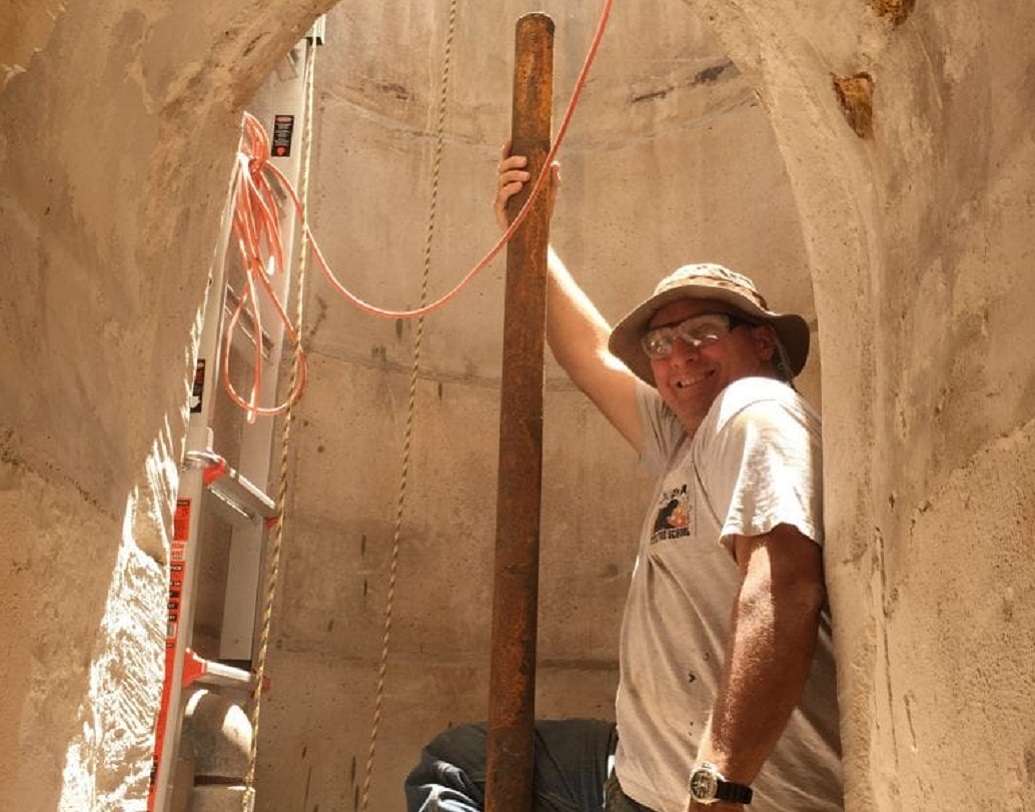 সুড়ঙ্গে নেমে অবাক হন তাঁরা। দেখেন, এটি কোনও সুড়ঙ্গ পথ নয়, বরং এক বিশাল ঘর। তবে কি সবাই এই রহস্যের কথাই বলছিলেন? কী ছিল এই ঘরে? কেনই বা তৈরি করা হয়েছিল এই ঘর?