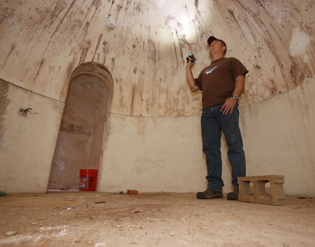 এত বড়ো ঘর কিন্ত কোনও আসবাবপত্র নেই! আস্তে আস্তে তাঁরা বুঝতে পারেন, এই ঘরটি অন্য কিছু নয়, একটি বাঙ্কার। ঠান্ডা যুদ্ধ চলাকালীন এই বাঙ্কারটি তৈরি করা হয় বলে মনে করা হচ্ছে।