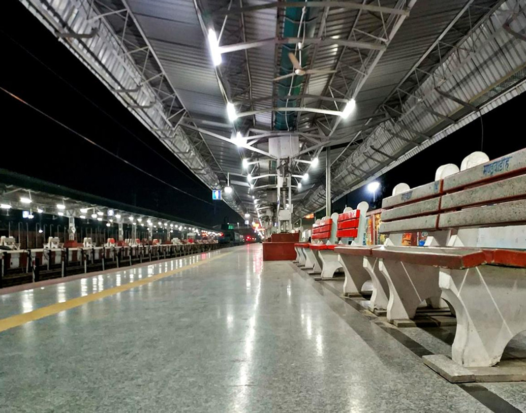 পণ্য ও যাত্রী পরিবহণে উচ্চপর্যায়ের সুরক্ষা নিশ্চিত করতে দেশের বেশ কিছু বড় রেলস্টেশনে বিমানবন্দরের মতো সুরক্ষা ব্যবস্থা চালু করেছিল ভারতীয় রেল। তেমনই একটি স্টেশন রয়েছে উত্তরপ্রদেশের বারাণসীতে।