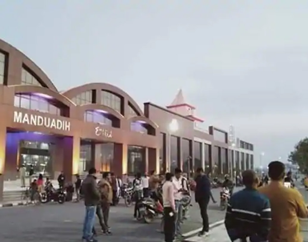 এলইডি বাতি, শীতাতপ নিয়ন্ত্রিত ব্যবস্থা, স্টেইনলেস স্টিলের ঝাঁ চকচকে বেঞ্চ— এই ছবি আসলে মানদুয়াডিহ রেল স্টেশনের।