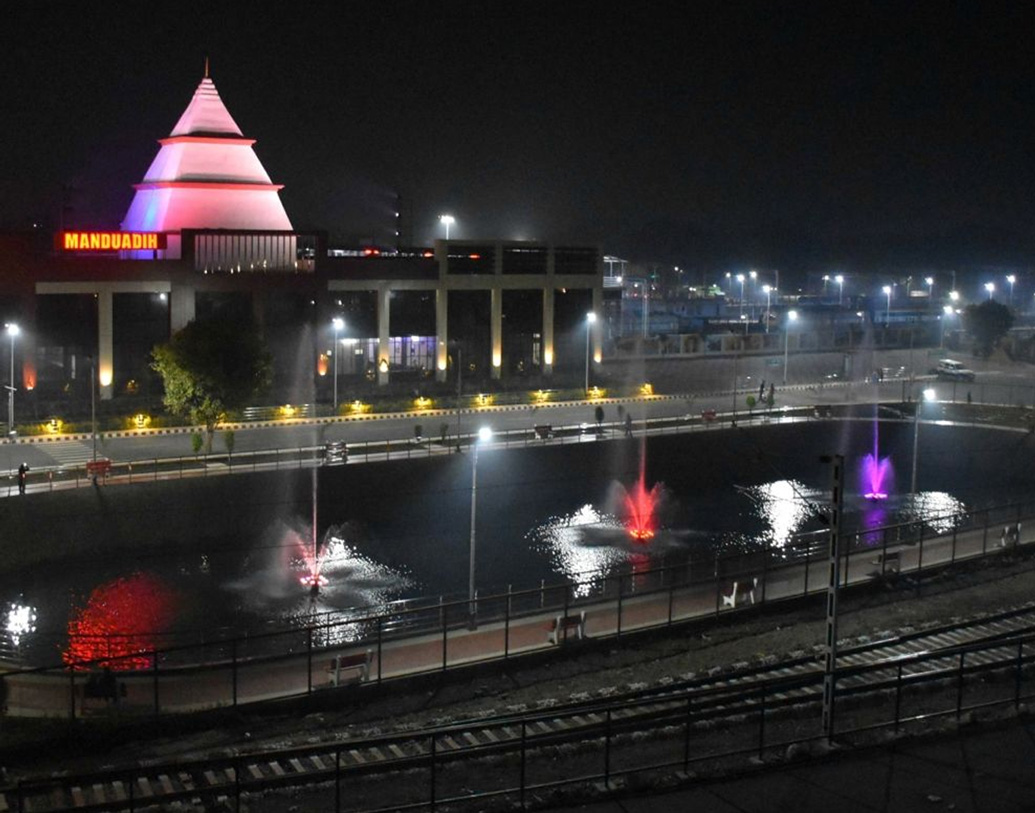 রয়েছে ঝর্না, একই সঙ্গে প্রতি সন্ধ্যায় থাকছে আলোকসজ্জার ব্যবস্থা।