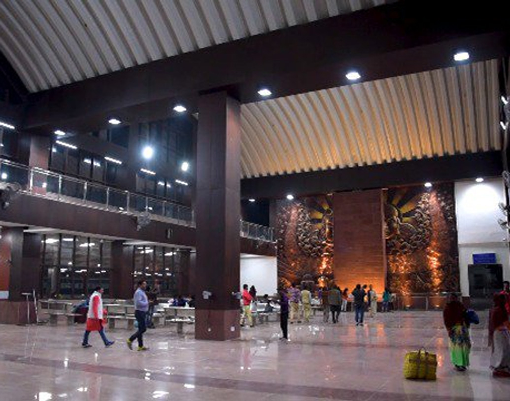 বিশাল ওয়েটিং রুম, টিকিট কাউন্টার, সংরক্ষণ কাউন্টার, ক্যাফেটেরিয়া, ফুড কোর্ট— কী নেই স্টেশনটিতে।