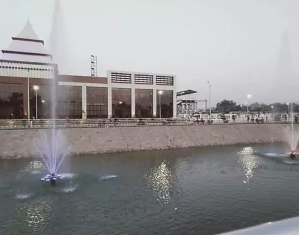 যাত্রী সুরক্ষা নিশ্চিত করতে স্টেশনটিকে চারদিক দিয়ে ঘিরে ফেলার ব্যবস্থা করা হবে, যাতে যাত্রী, রেলকর্মী এবং স্বীকৃত ব্যক্তি ছাড়া আর কেউ সেখানে প্রবেশ করতে না পারেন। একেবারেই বিমানবন্দরের মতোই আঁটোসাঁটো নিরাপত্তা।