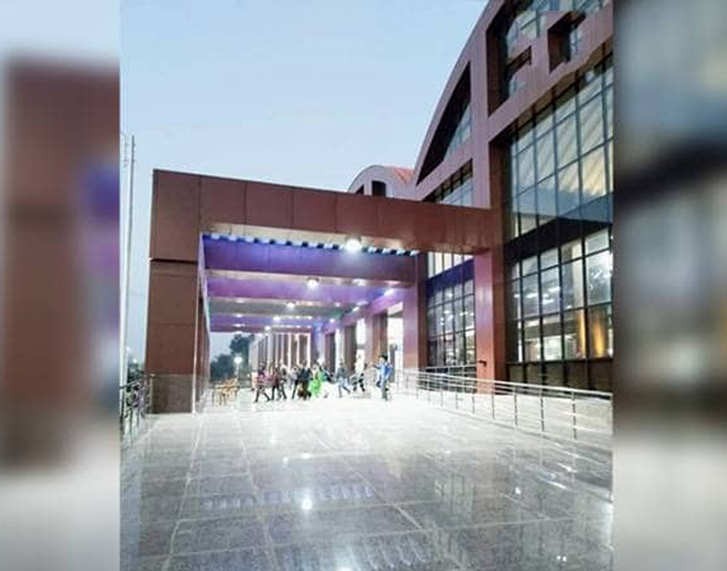 যাত্রীদেরও স্টেশনে ঢোকার সময় সিকিওরিটি চ্যানেলের মধ্যে দিয়ে যেতে হবে। 