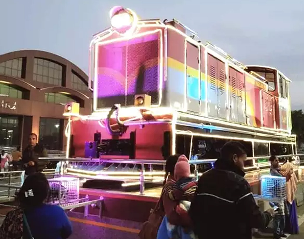 রেল স্টেশনের প্রবেশদ্বারে লাগানো স্ক্যানিং মেশিনগুলিও অত্যন্ত উন্নত। রয়েছে এলসিডি প্যানেলও।