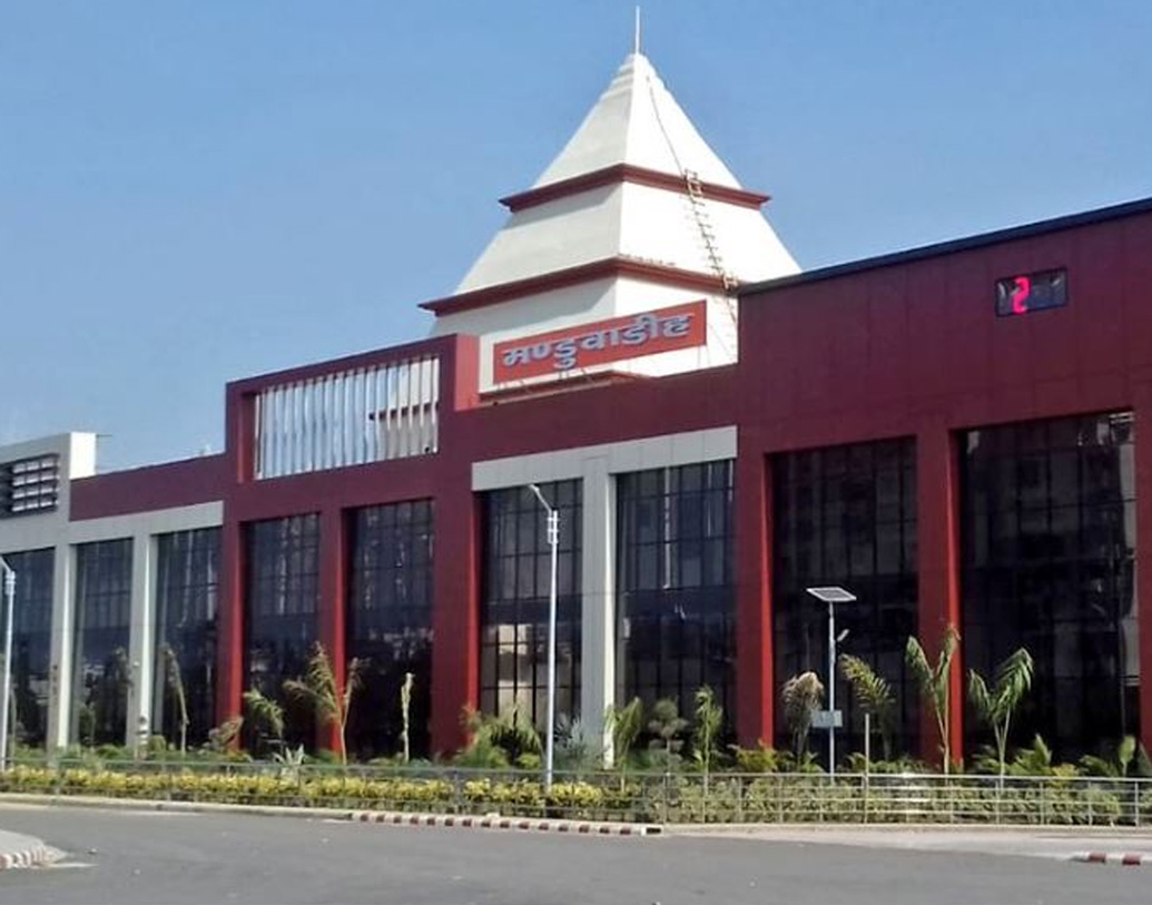 এসি লাউঞ্জ, এসি ও নন এসি ঘরগুলির পাশে অসাধারণ স্থাপত্যও রয়েছে। স্থাপত্যগুলি বারাণসীকে মাথায় রেখেই তৈরি করা হয়েছে।