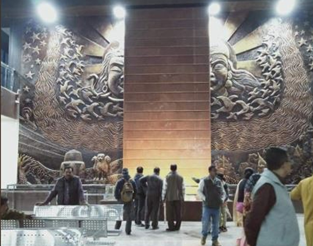 প্ল্যাটফর্মগুলি এতটাই ঝাঁ চকচকে যে, যাত্রীদের বেশ বুঝেশুনেই পা ফেলতে হচ্ছে, সংবাদ সংস্থাকে জানান এক যাত্রী।