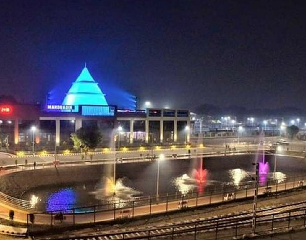 আটটি ট্রেন ছাড়ছে এই স্টেশন থেকে। রয়েছে আটটি প্ল্যাটফর্ম।