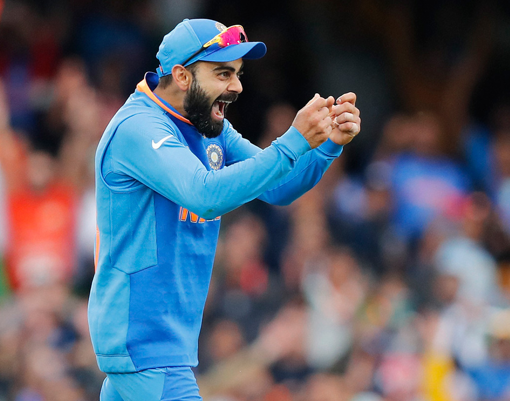 ক্রিকেটবিশ্বের নজরে এখন বিরাট কোহালি। ভারতীয় ব্যাটিংয়ের স্তম্ভ তিনি। ট্রেন্ট বোল্টদের বিরুদ্ধে কোহালির ব্যাটই ভরসা ‘টিম ইন্ডিয়া’র। নতুন মাইলফলকের সামনে কোহালি। আর ৫৭ রান করলে ওয়ান ডে-তে ১১ হাজার রান হয়ে যাবে। সচিন ১১ হাজার রান করেছিলেন ২৭৬ ইনিংসে। কোহালি এখনও পর্যন্ত খেলেছেন ২২২টি ইনিংস।