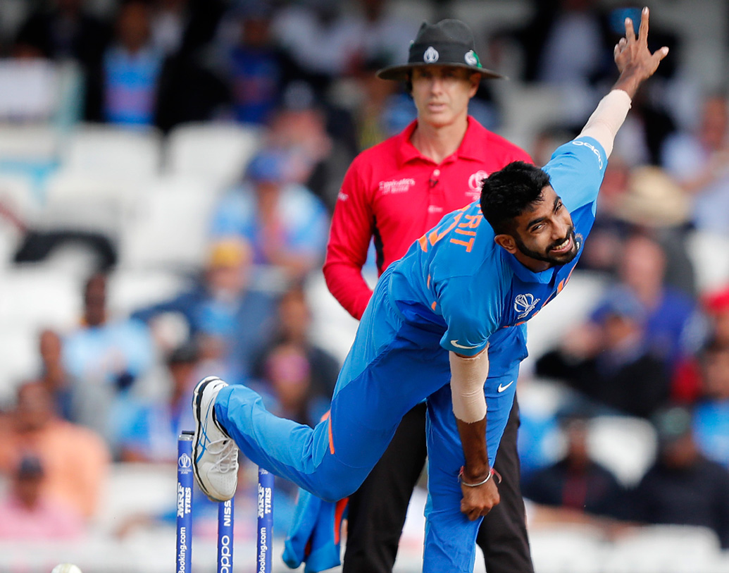 যশপ্রীত বুমরার দৌরাত্ম্যে দক্ষিণ আফ্রিকা শুরুতেই ছন্দ হারিয়েছিল। তাঁর বিষাক্ত বোলিংয়ের মোকাবিলা করতে পারেননি প্রোটিয়া ওপেনাররা, অস্ট্রেলীয় ক্রিকেটাররাও। গত ম্যাচেও বুমরা তিনটি উইকেট পেয়েছেন।