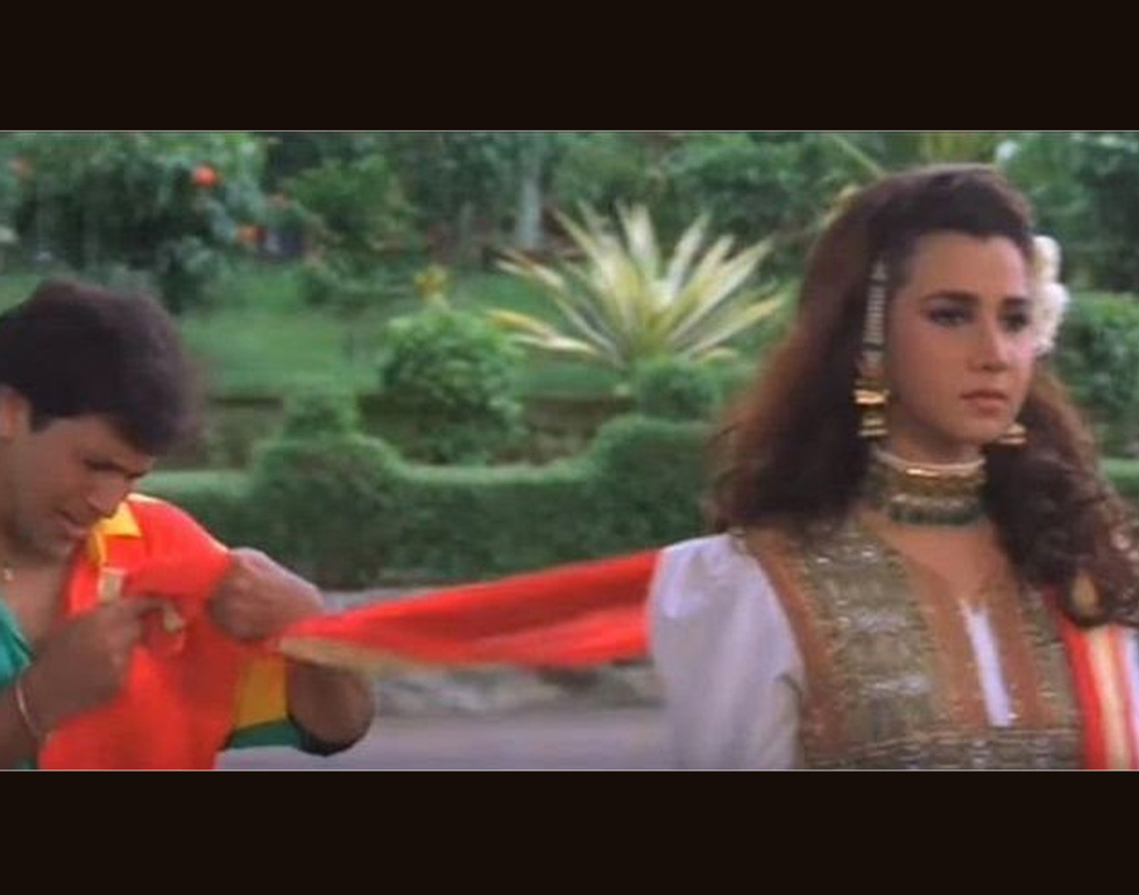 গোবিন্দা ও চাঙ্কি পাণ্ড্যর সঙ্গে এই নায়িকাকে দেখা গিয়েছিল ‘ও লাল দুপাট্টেওয়ালি তেরা নাম তো বাতা’ গানে।