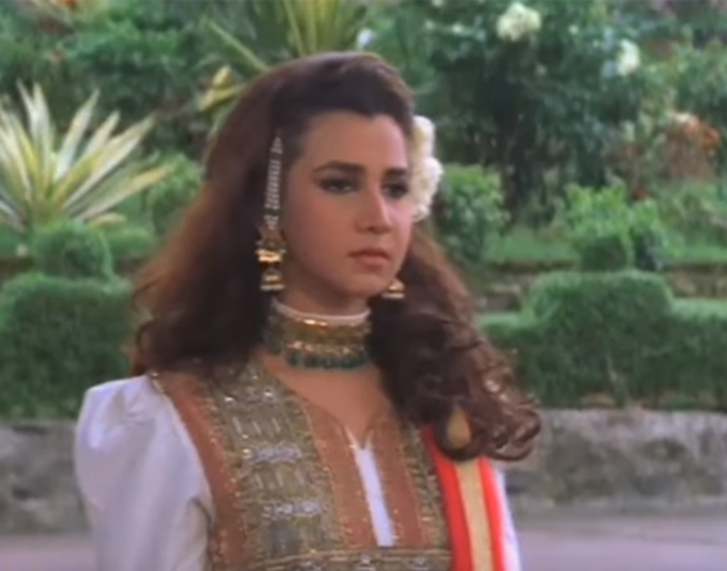 শুধু গান নয়, গানের সঙ্গে নাচটিও হয়েছিল বেশ বিখ্যাত। ১৯৯৩ সালে ‘আঁখে’ ছবিটি ছিল বিগেস্ট ব্লকবাস্টার। সেই ছবিরই নায়িকা তিনি।