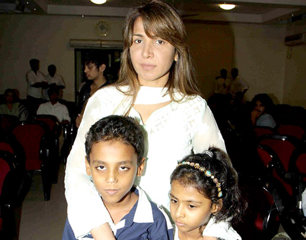 তাঁর যমজ সন্তানও রয়েছে। কেরিয়ারে ব্রেক নিয়ে তাঁদেরই মানুষ করছিলেন ঋতু।