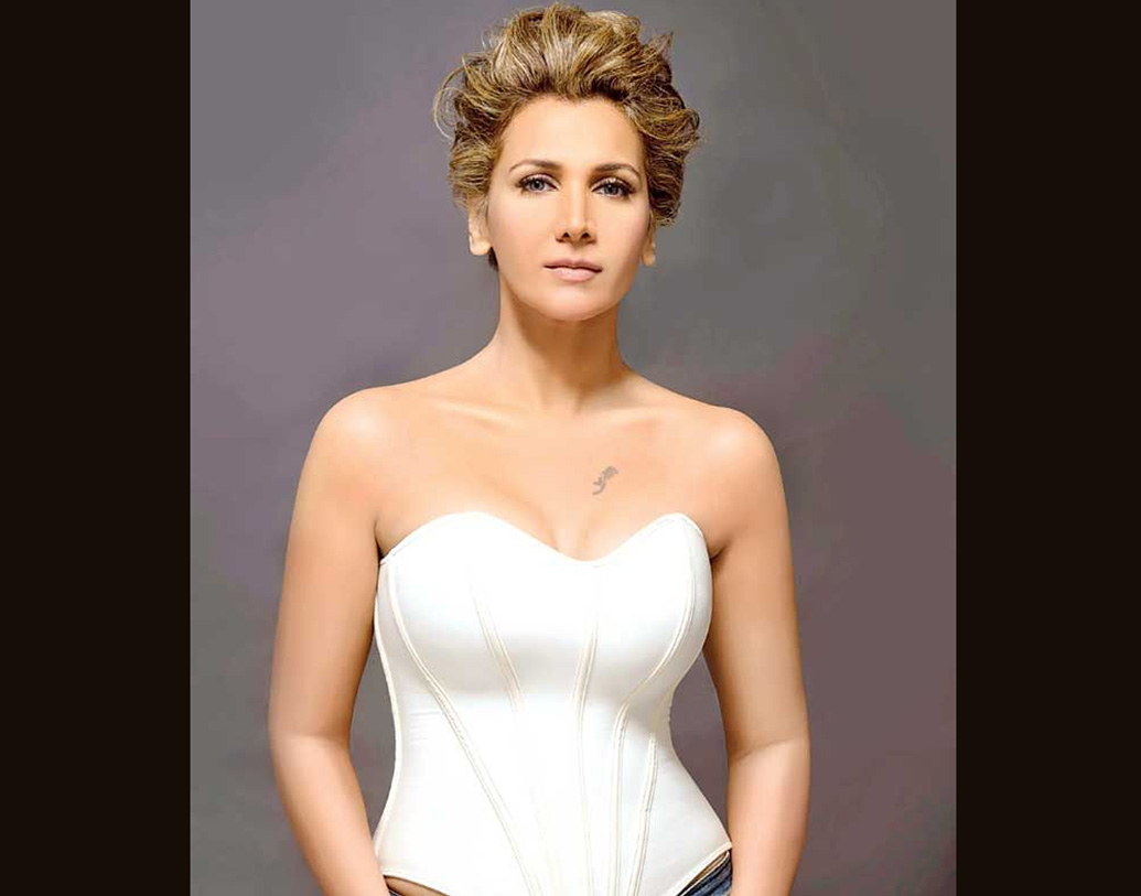 যোগাভ্যাস ও মেক ওভারের মাধ্যমে নিজেকে একেবারে বদলে ফেলেছেন তিনি।