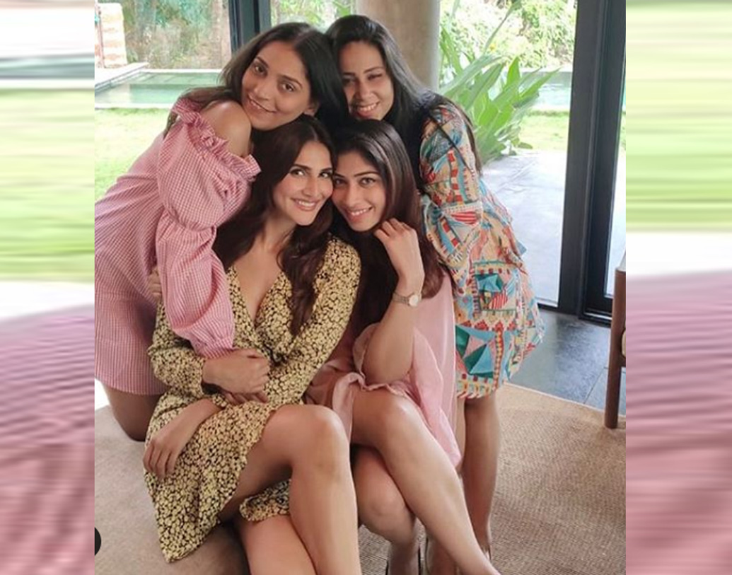 একেবারে ছোটবেলার বন্ধুর বিয়ে। তারই আগে ‘গার্লস গ্যাং’ বেড়াতে গেলেন, বাণী ছবি শেয়ার করতেই মুহূর্তে তা ভাইরাল হয়ে যায়।