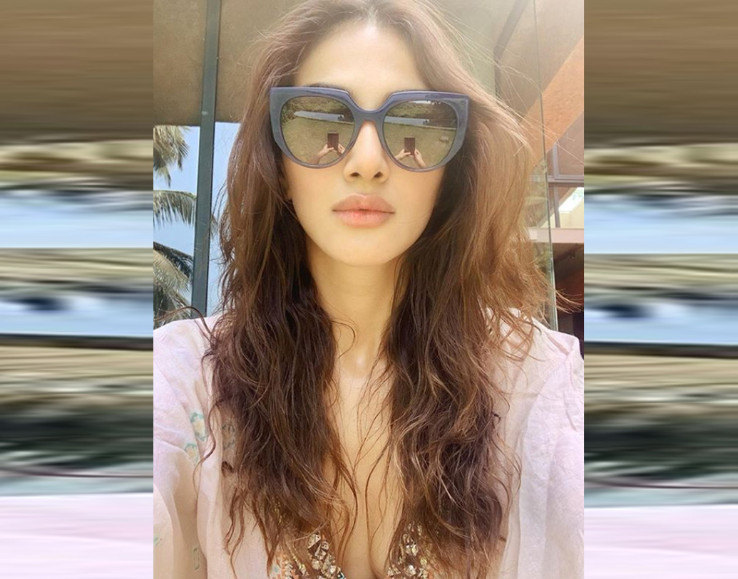 সানগ্লাসের একটা বড় কালেকশন রয়েছে নায়িকার। তারই মধ্যে একটা বেছে নিয়েছেন তিনি।