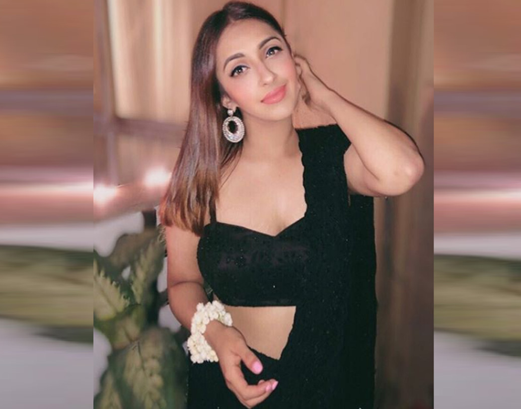 অভিনেতা-পরিচালক শশী রঞ্জনের মেয়ে তিনি। ইন্ডিয়ান টেলিভিশন অ্যাকাডেমির প্রতিষ্ঠাতা অণু রঞ্জন তাঁর মা। তাঁর বোন অনুষ্কাও অভিনয় করেন।