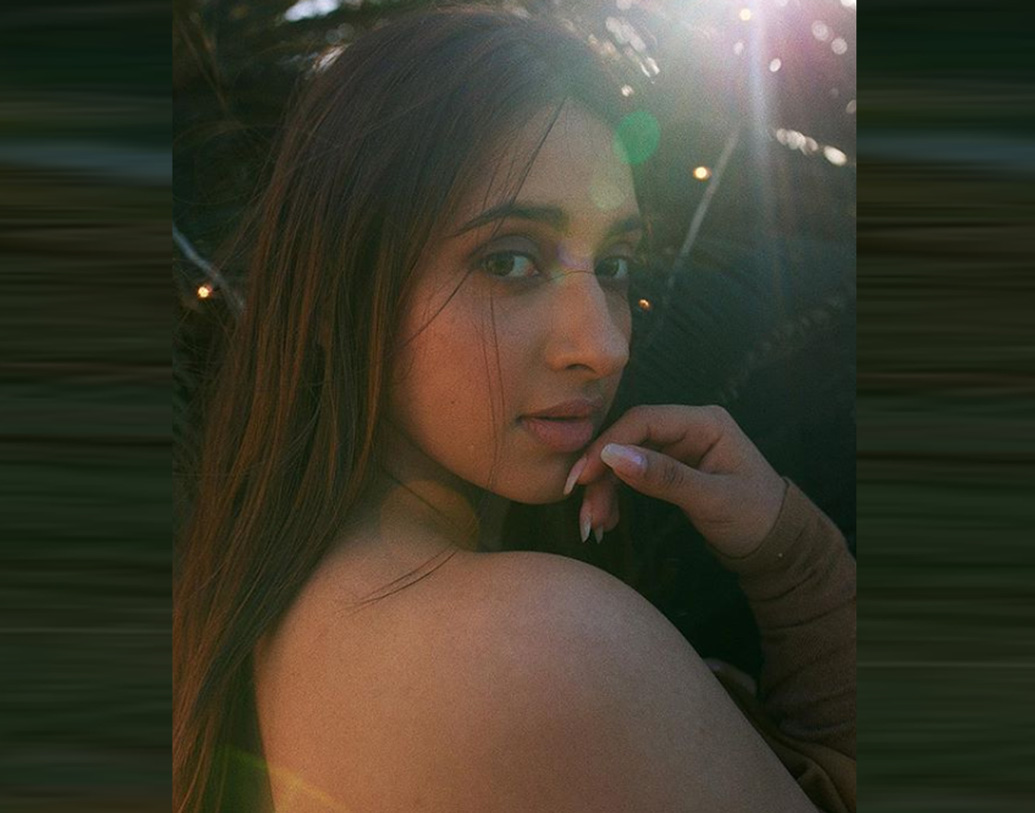 এক সঙ্গে নৈশভোজে গিয়েছেন, পার্টিও করেছেন। আবার একই সঙ্গে আকাঙ্ক্ষার মায়ের স্বেচ্ছাসেবী সংস্থায় নারী ক্ষমতায়ন ও কন্যা ভ্রূণ হত্যার বিরুদ্ধে কাজও করেছেন জানিয়েছে বলি সূত্র।