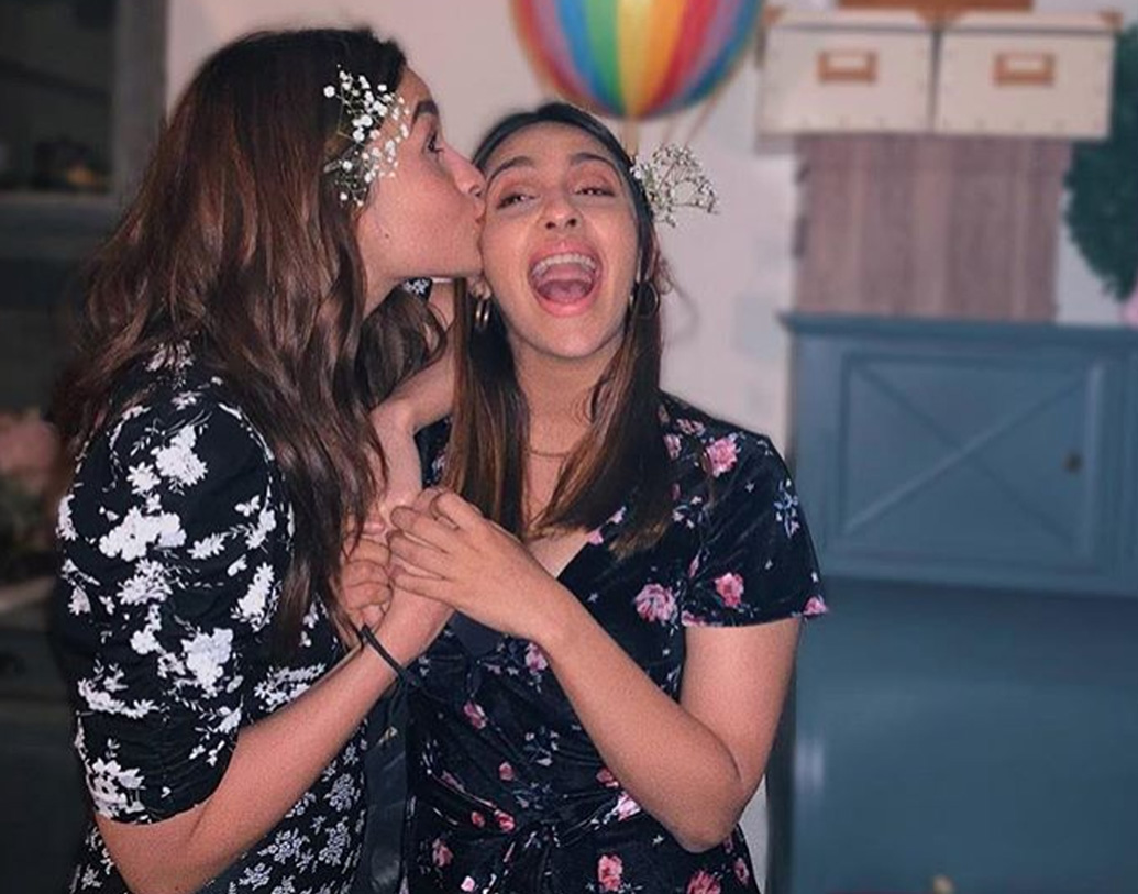 তবে আকাঙ্ক্ষার আরও একটা পরিচয় রয়েছে। বলিউড নায়িকা আলিয়া ভট্টের প্রিয়তম বান্ধবী হিসাবেও পরিচিত তিনি।