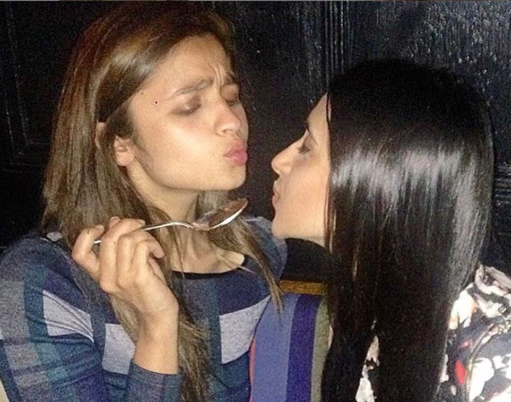 আকাঙ্ক্ষা যদিও সোশ্যাল মিডিয়ায় এই ক্রিকেটারকে বন্ধু হিসাবেই উল্লেখ করেছেন। কিন্তু পোস্টে একটি হলুদ রঙের ‘হার্ট সাইন’ ছিল, তা নেটিজেনদের নজর এড়ায়নি।