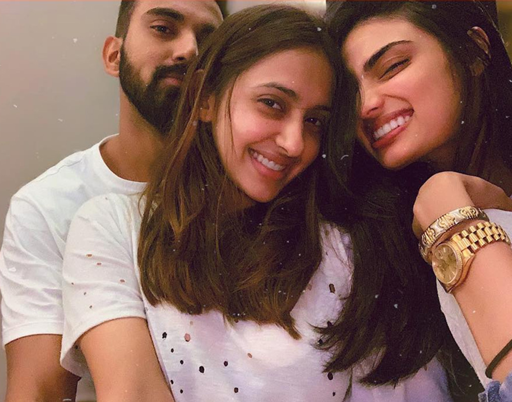 এই ক্রিকেটার ওপেনার হিসাবেও মন্দ নয়, আবার মিডল অর্ডারেও চমৎকার খেলেন। কর্ণ জোহরের শো’য়ে গিয়ে বিতর্কে জড়িয়ে নির্বাসিত হন। এ বার চিনতে পারছেন আকাঙ্ক্ষার পার্টি ফ্রেন্ডকে?