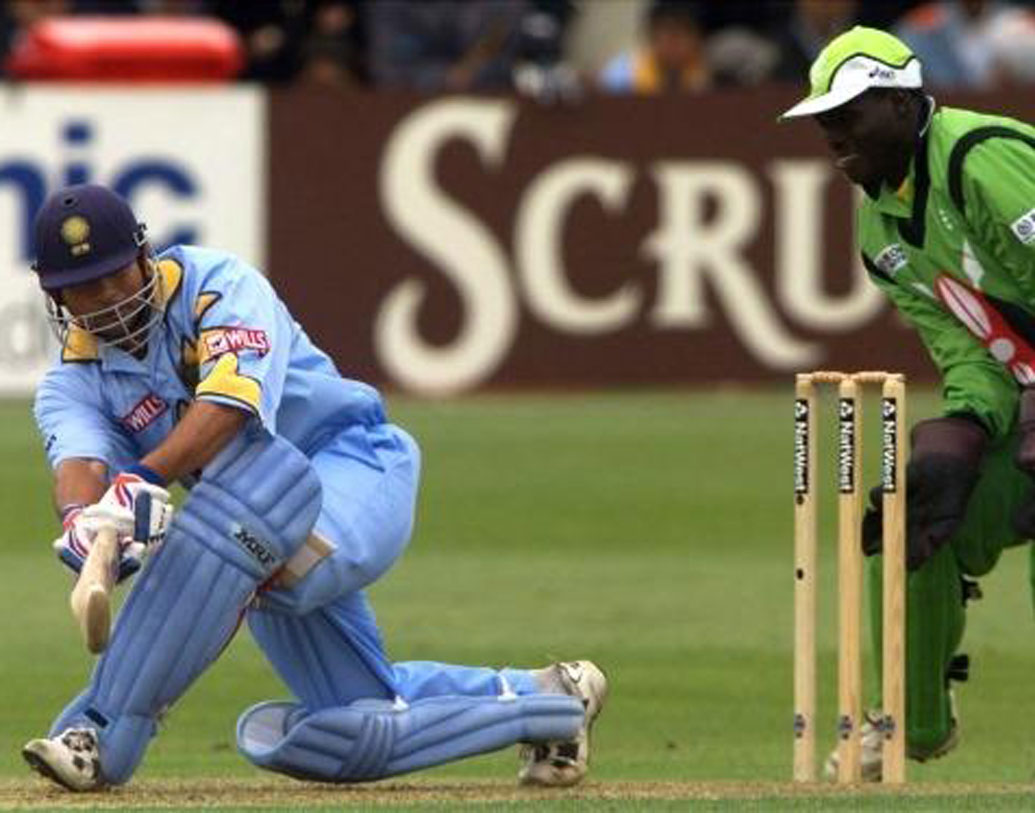 বিশ্বকাপ চলাকালীন সচিন তেন্ডুলকর তাঁর বাবার প্রয়াণের খবর পান। সেই খবর পেয়ে দেশে ফিরে বাবার পারলৌকিক কাজ শেষ করে ফের দলের সঙ্গে যোগ দেন ইংল্যান্ডে। কেনিয়ার বিরুদ্ধে পরবর্তী ম্যাচে নেমেই সেঞ্চুরি হাঁকান সচিন। শতরান করে সচিনের উদযাপনও স্মরণীয় হয়ে রয়েছে। আকাশের দিকে তাকিয়ে প্রয়াত বাবাকে সেঞ্চুরি উৎসর্গ করেন তিনি।