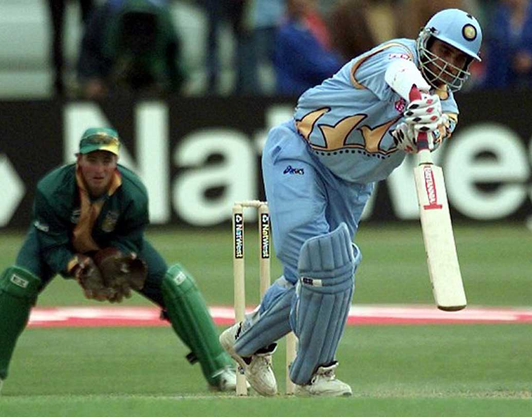 দক্ষিণ আফ্রিকার অধিনায়ক হ্যান্সি ক্রোনিয়ে এবং অ্যালান ডোনাল্ড খেলা চলাকালীন ইয়ার ফোনে কোচের সঙ্গে কথা বলছিলেন। সৌরভ গঙ্গোপাধ্যায় সেটি দেখতে পেয়ে আম্পায়ারকে জানান। ক্রোনিয়ে ও ডোনাল্ডের ইয়ার ফোন বাজেয়াপ্ত করা হয়।