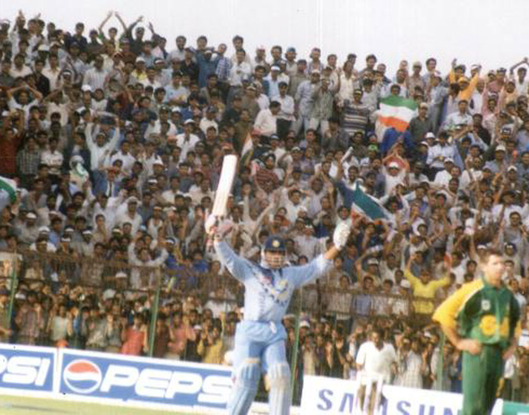 দক্ষিণ আফ্রিকার বিরুদ্ধে প্রথম ম্যাচ ছিল ভারতের। সেই ম্যাচে ওপেন করতে নেমে সৌরভ গঙ্গোপাধ্যায় করেছিলেন ৯৭ রান। রান আউট হওয়ায় সে বার প্রথম ম্যাচে শতরান হাতছাড়া হয়েছিল মহারাজের।