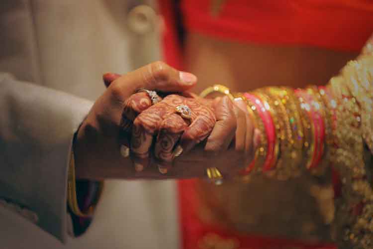 জানা গিয়েছে, ওই দম্পতির বিয়ে হয়েছিল ২০১৫ সালে। তার পরের বছরেই ঘর ছেড়ে চলে যান মহিলা।