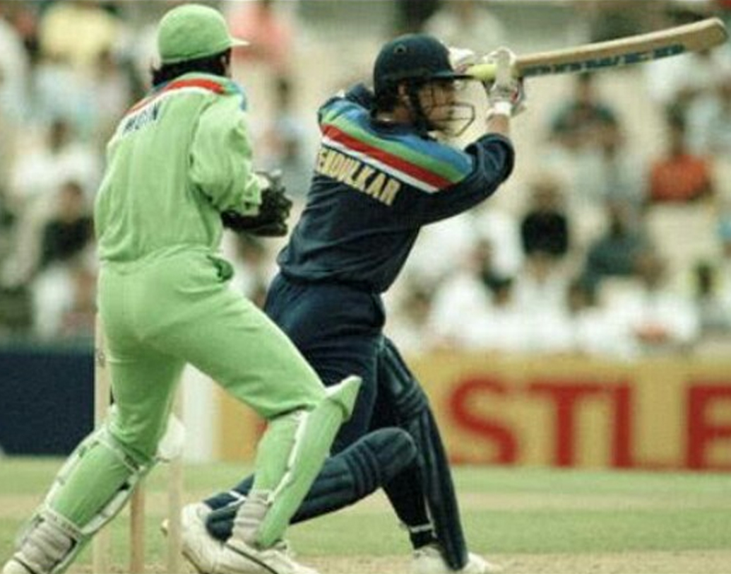 ১৯৯২ সালে প্রথম বার বিশ্বকাপে মুখোমুখি হয় দুই দেশ। ভারত প্রথমে ব্যাট করে ২১৬ রান করে। জবাবে ১৭৩ রানে গুটিয়ে যায় পাকিস্তানের ইনিংস।