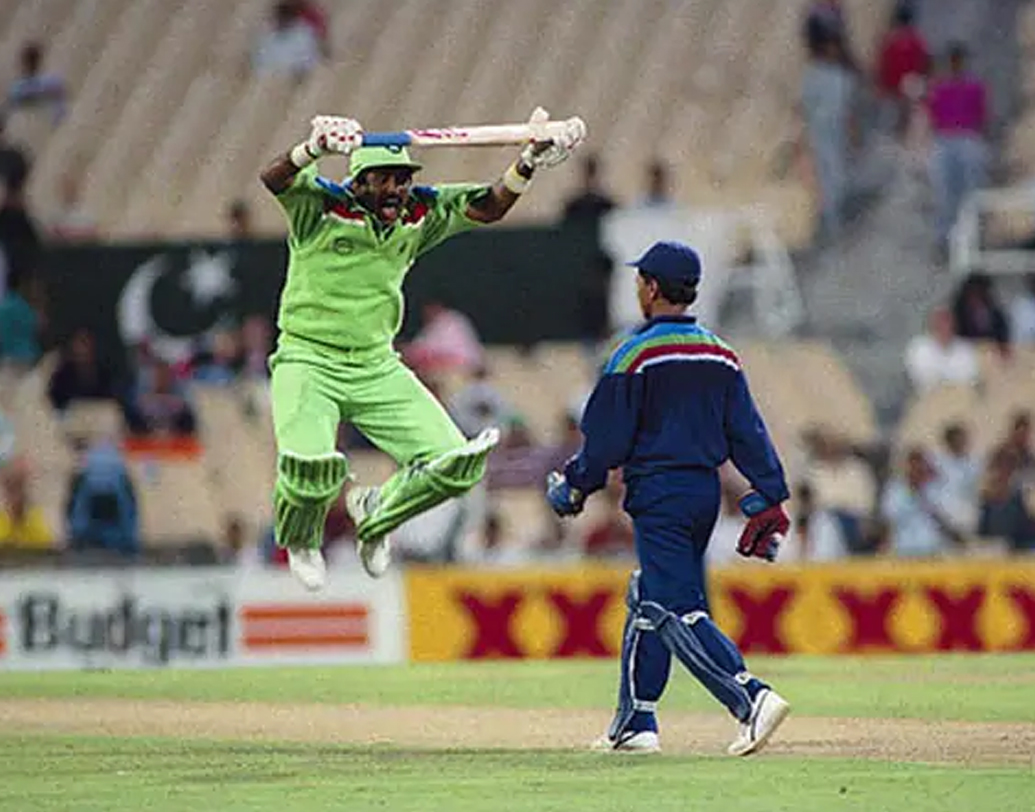 ব্যাটে বলে এই ম্যাচে ভাল পারফর্ম করেন সচিন তেন্ডুলকর। ব্যাটে ৫৪ রানের পাশাপাশি বল হাতেও একটি উইকেট নেন মাস্টার ব্লাস্টার। ম্যাচের সেরাও হন তিনি।