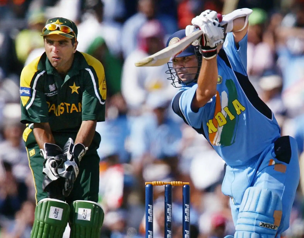 সচিনের অনবদ্য ৯৮ রান ভারতকে জয় তুলে নিতে সাহায্য করে। তাঁকে ৪৪ রান করে যোগ্য সাহায্য করেন রাহুল দ্রাবিড়। হাফ সেঞ্চুরি করেন যুবরাজ সিংহ। ম্যাচের সেরা হন সচিন তেন্ডুলকর।