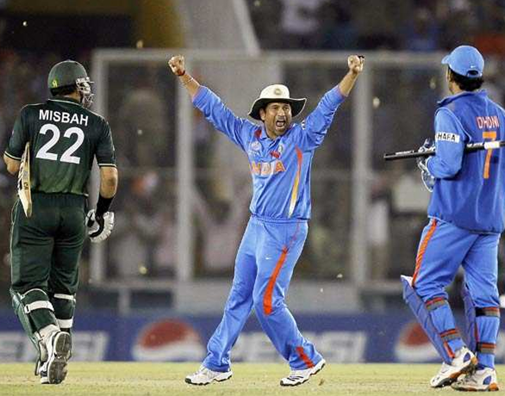 ২০১১ সালে বিশ্বকাপের সেমিফাইনালে ফের দেখা হয় দু’দলের। ভারত প্রথমে ব্যাট করে ৯ উইকেটে ২৬০ রান করে। ২৩১ রানে গুটিয়ে যায় পাকিস্তানের ইনিংস।