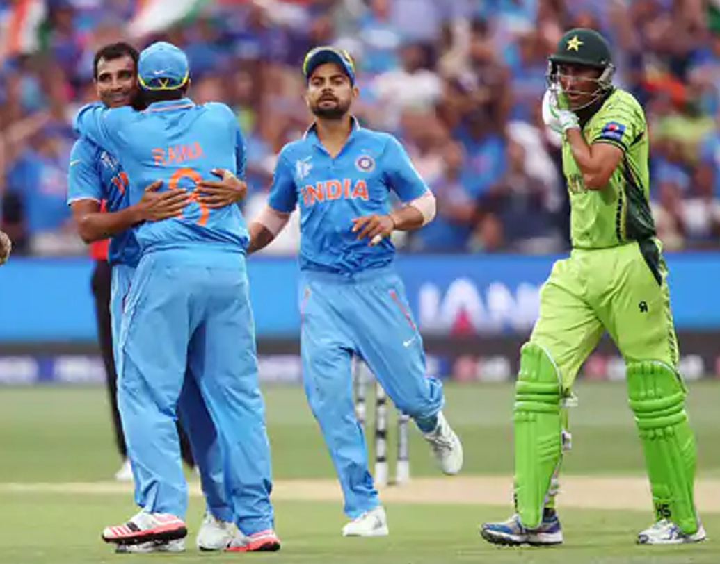 ২০১৫ সালের বিশ্বকাপে ষষ্ঠ বার দেখা হয় দুই চিরপ্রতিদ্বন্দ্বীর। গ্রুপ ম্যাচে ভারত প্রথমে ব্যাট করে ৭ উইকেটে ৩০০ রান করে। পাকিস্তান ৪৭ ওভারে মাত্র ২২৪ রানেই গুটিয়ে যায়।