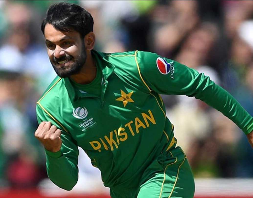 বাবর আজম ছাড়া পাকিস্তানের আরও এক মিডল অর্ডার ব্যাটসম্যান হলেন মহম্মদ হাফিজ। অল রাউন্ডার হাফিজের স্ট্রাইক রেট ৪৮.৬৭। তিনি থাকছেন পাঁচ নম্বরে।