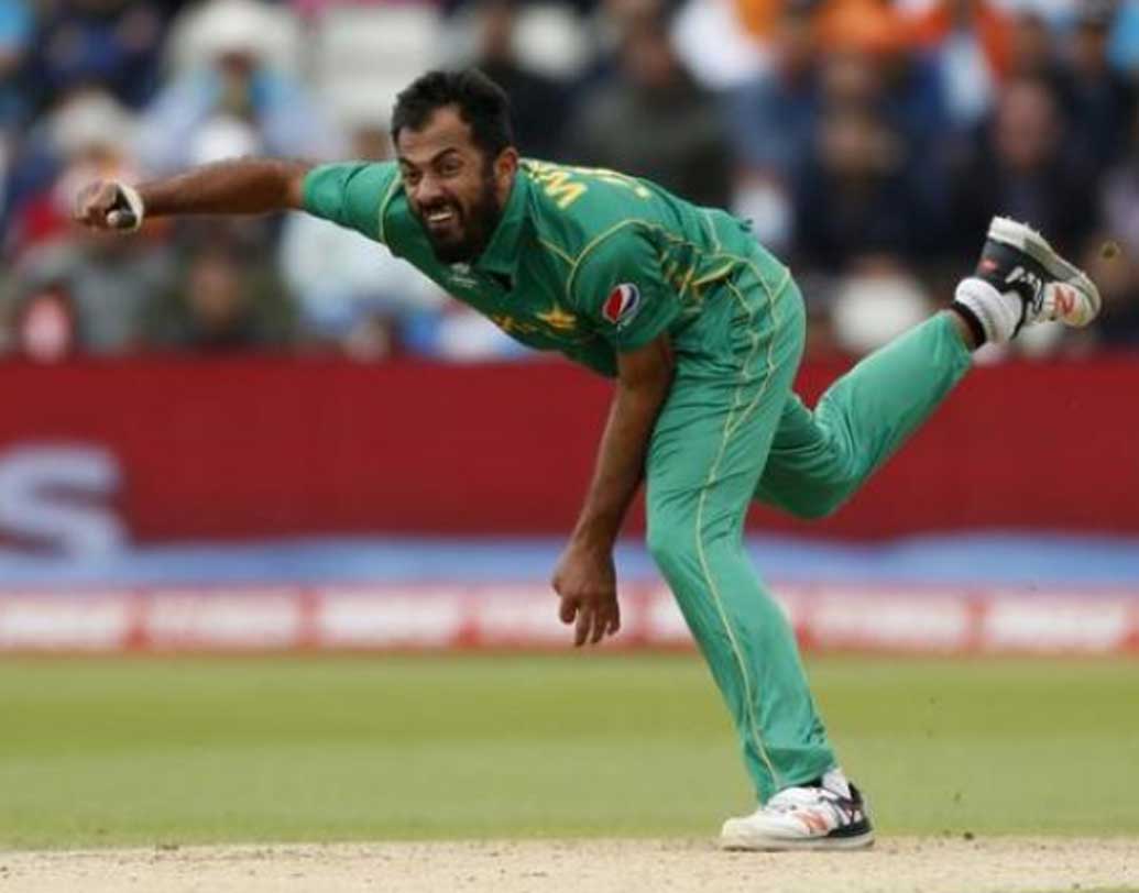 দু’বছর আগে চ্যাম্পিয়ন্স ট্রফির ফাইনালে ভারতের বিরুদ্ধে ৮.৪ ওভারে ৮৯ রান খরচ করার পরেই ওয়াহাব রিয়াজকে কার্যত বাতিলের খাতায় ফেলে দিয়েছিলেন নির্বাচকেরা। তার পরেই অদ্ভুত ভাবে শেষ মুহূর্তে বিশ্বকাপের দলে ডাক পান ওয়াহাব। ৩৩ বছরের বাঁ হাতি এই পাক পেসার বিশ্বকাপে ভাল ফর্মে রয়েছেন। চলতি বিশ্বকাপে এখনও পর্যন্ত ৪টে উইকেট পেয়েছেন তিনি।