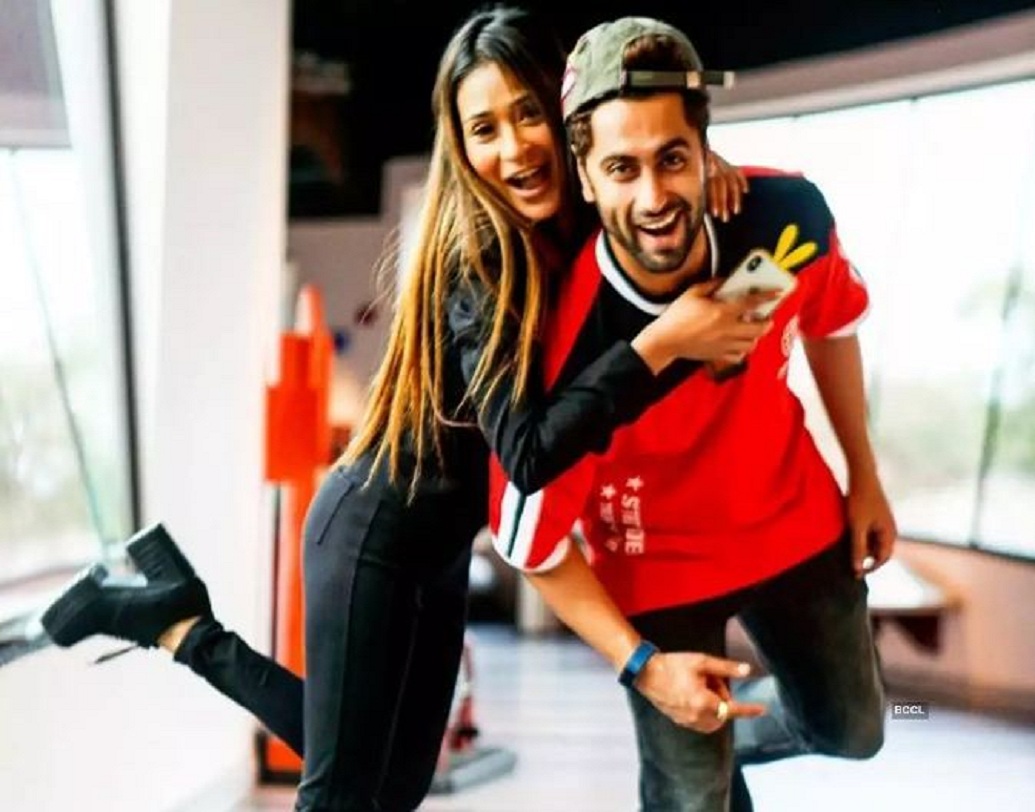 বলিউড সিরিয়াল ‘স্বপনে সুহানে লড়কপনকে’-র অভিনেতা অঙ্কিত গেরার সঙ্গে সারা খান ইনস্টাগ্রামে শেয়ার করেছেন বেশ কিছু ছবি। একটি ছবি শেয়ার করে তিনি লিখেছেন, 'ফরেভার মাইন'।